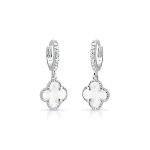 Argola cravejada trevo branco